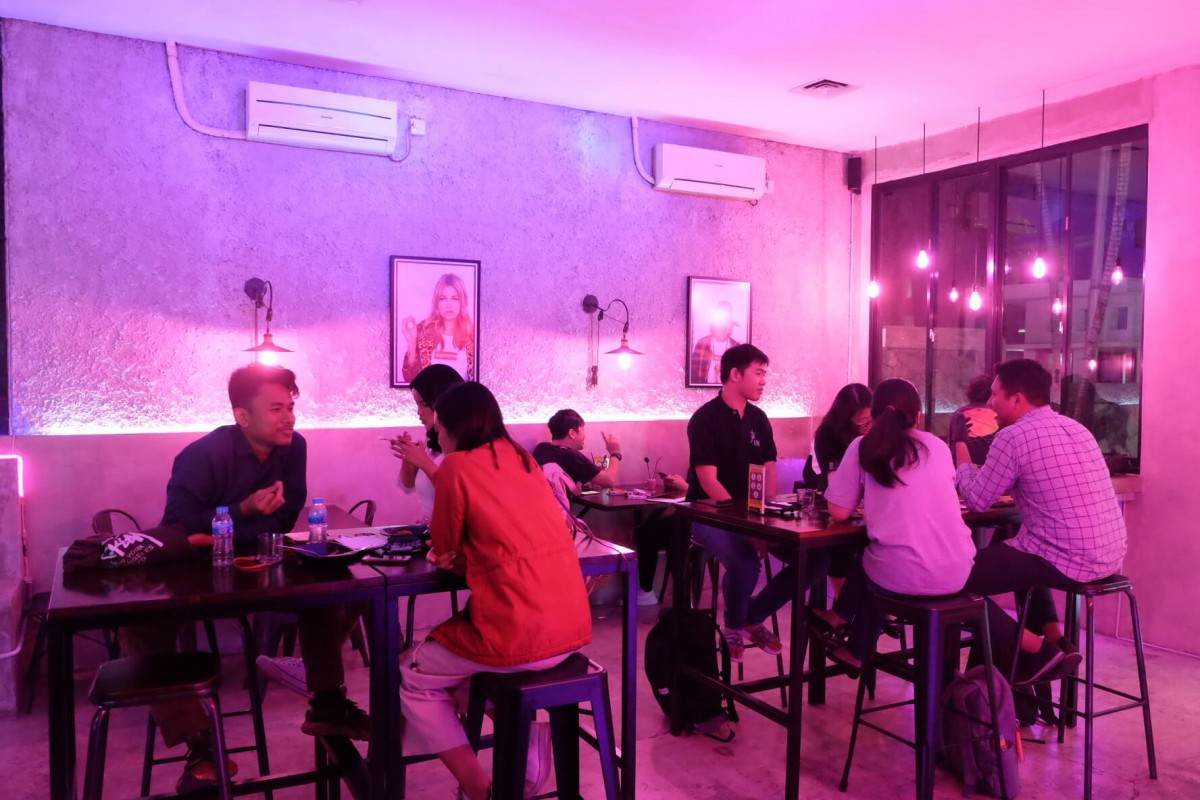 Suasana di Dope Burger & Co. yang asyik untuk hangout santai.